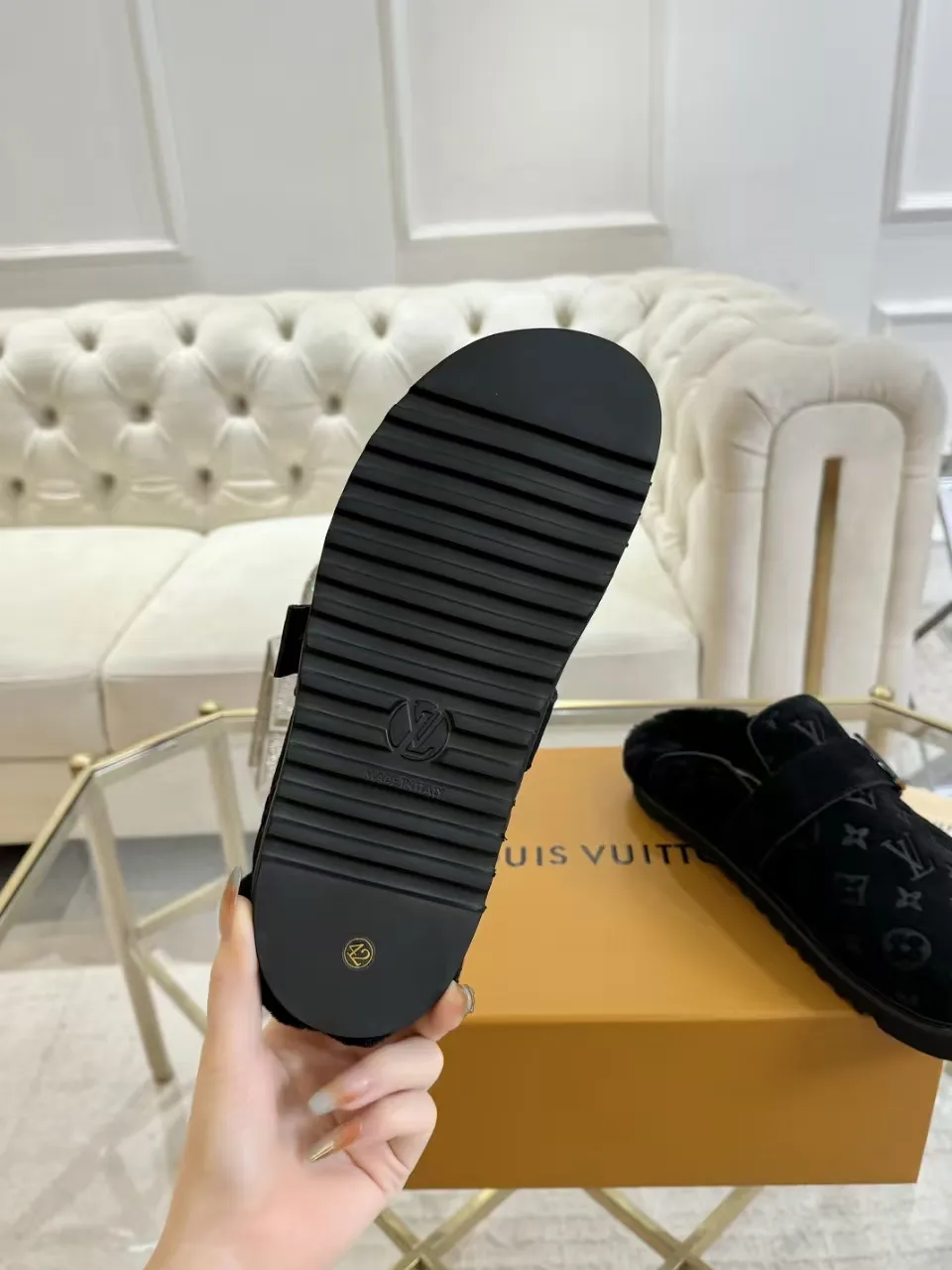 p600✨ LV Couple’s Wool Slippers｜Full of high-end feel, the soles of your feet are luxurious✨ We have achieved the ultimate restoration of the "higher version" of this pair of LV classic toe-toe slippers! 👫💫 🌟 The core advantages are clear at a glance: ✔️ Original jacquard + cowhide fabric, delicate texture, high-end at first glance; ✔️ 280% pure wool lining, wearing barefoot is like stepping on clouds ☁️, soft and skin-friendly and not sweaty; ✔️ Non-slip rubber bottom + three-dimensional toe design, super stable for walking, fashionable and practical!  👀 Must-have attention to detail: Belt buckle + classic LV presbyopic elements, revealing the aura of a big-name brand in a low-key manner ~ Whether it is a couple dating or a trip with besties, both of them are the focus when they go out👟💖 ✨ Easily match the wardrobe: jeans + sweaters, lazy and casual style ✔️ Coat + skirt, refined and elegant ✔️ One pair of shoes can handle a variety of styles, and the sense of luxury is never artificial ~ #LV slippers #couple outfit #High-End Customization #Quality Shoes Recommendation Fabric: Yangjing/classic jacquard fabric Lining: Imported wool lining Sole: Original rubber sole Size: Female 35-41 Male 38-46